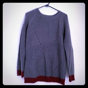 Grey sweater with burgundy trim